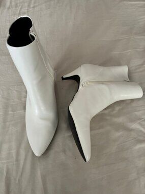 NWT Size 11M Payless White Pointed Toe Kitten Heel Ankle Booties New